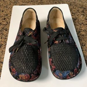 Alegria Woman’s 37 7/7.5 Black Floral Leather Upper and Lining Shoes